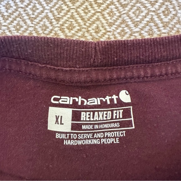 🌟3/$20🌟 Carhartt maroon men's T-shirt with a relaxed fit - Picture 4 of 7